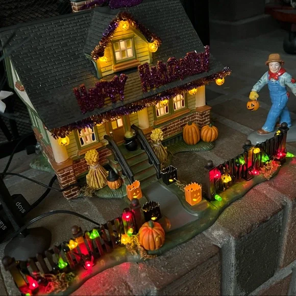 SOLD!!! Dept 56 Halloween "1031 Trick or Treat Drive" Retired - Picture 4 of 17